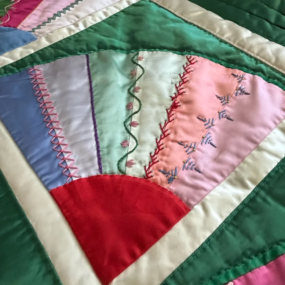 🤩 Vintage Grandmother Queen SZ Satin Embroidered Fan Patchwork Handmade Quilt